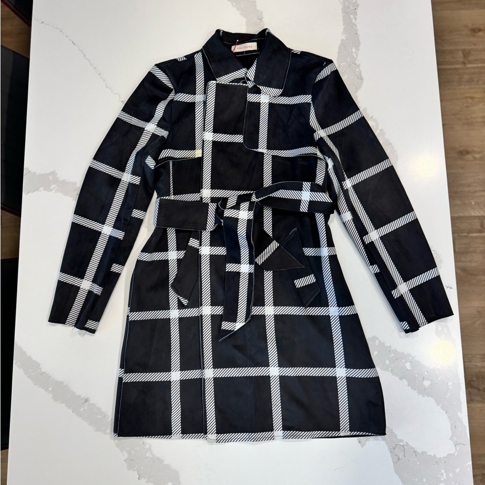 Solitaire Black and White Striped Detail Garment